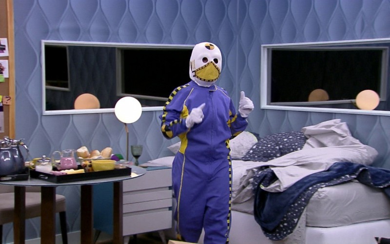 Carla Diaz deixa o Quarto Secreto do BBB21 vestida de dummy