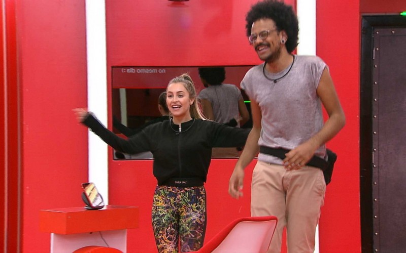 Carla Diaz e João Luiz fazem as compras da Xepa no BBB21