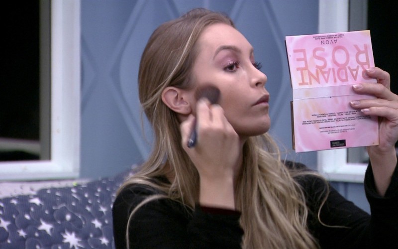 Carla Diaz se arruma para voltar para a casa do BBB21