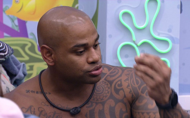 Cezar, do BBB 23, diz que brother não está jogando limpo