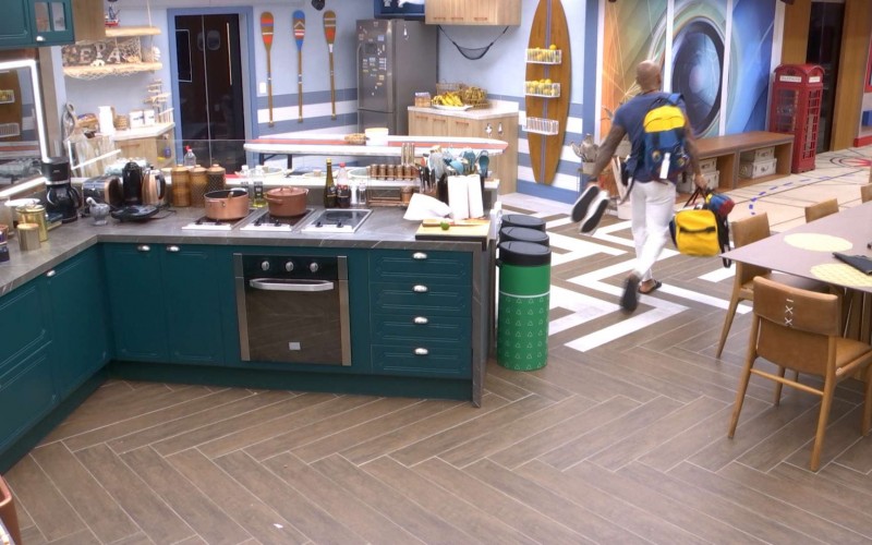 Cezar pega as malas e se muda para o Quarto Deserto no BBB 23