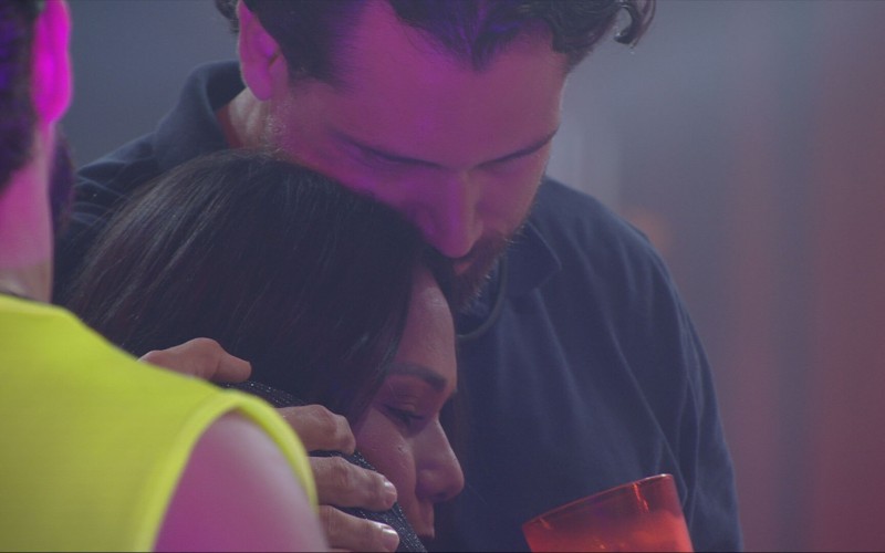 Chaiany chora e é consolada por Brigido e Alberto Cowboy