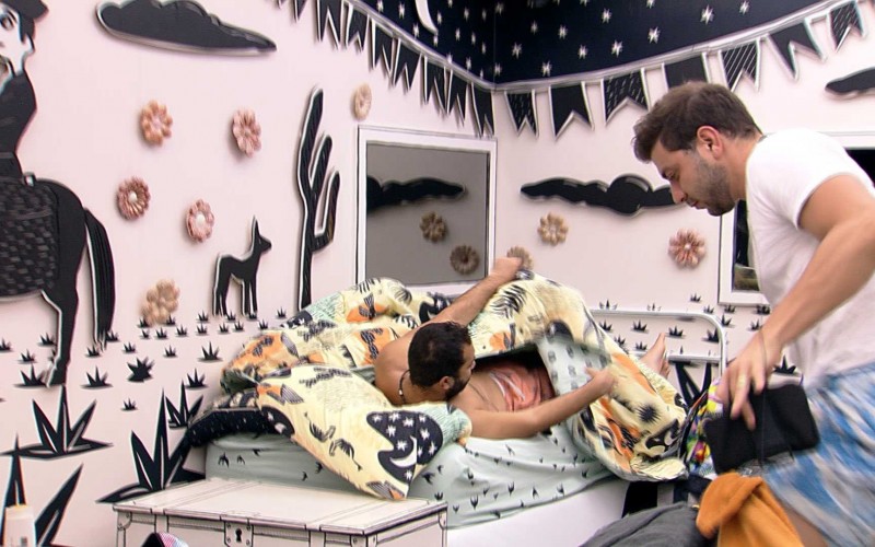 Confinados acordam no BBB21 com toque de despertar