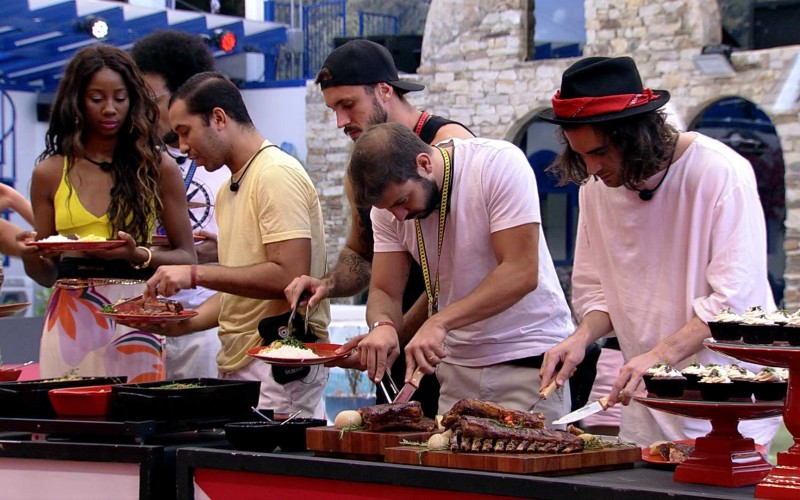 Confinados curtem almoço especial com Coca-Cola sem Açúcar