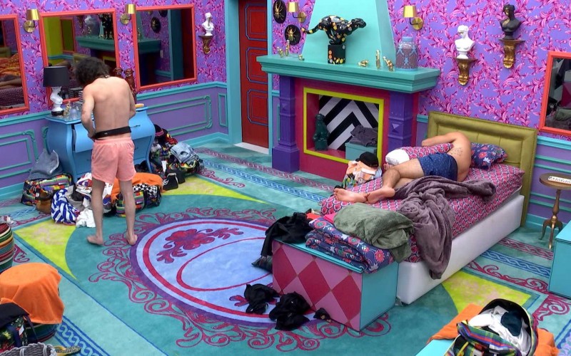 Confinados do BBB21 são acordados com toque de despertar