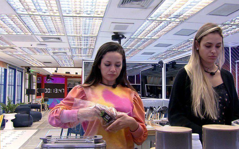 Confinados fazem café da manhã na cozinha do VIP