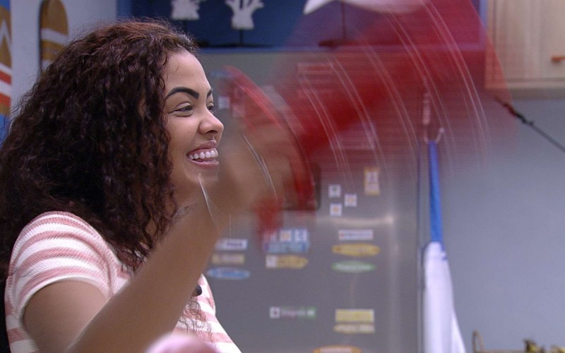 Cristian e Paula dão selinho no BBB 23