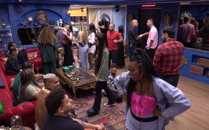 Davi celebra com Isabelle a permanência no BBB 24