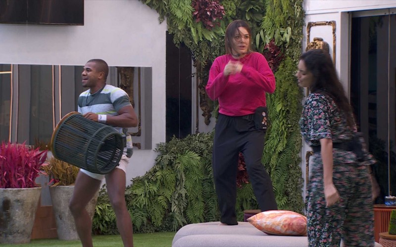 Davi e Beatriz cantam pagode na área externa do BBB 24