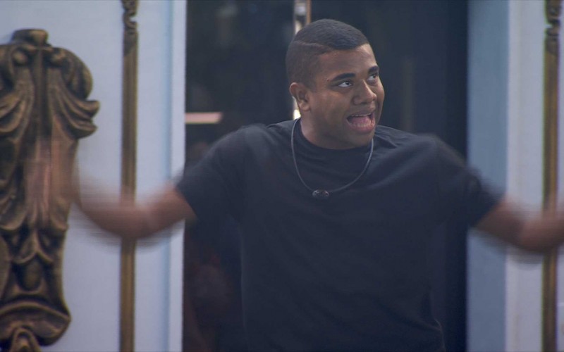 Davi grita que vai voltar do Paredão e chama Nizam de falso