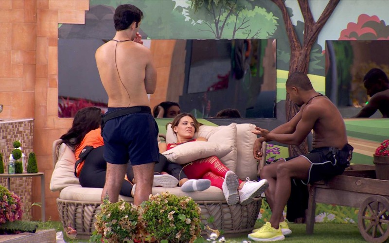 Davi revela já ter gastado todo o salário com companheira