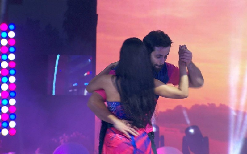 Davi vê Matteus dançando com Isabelle e afirma: 