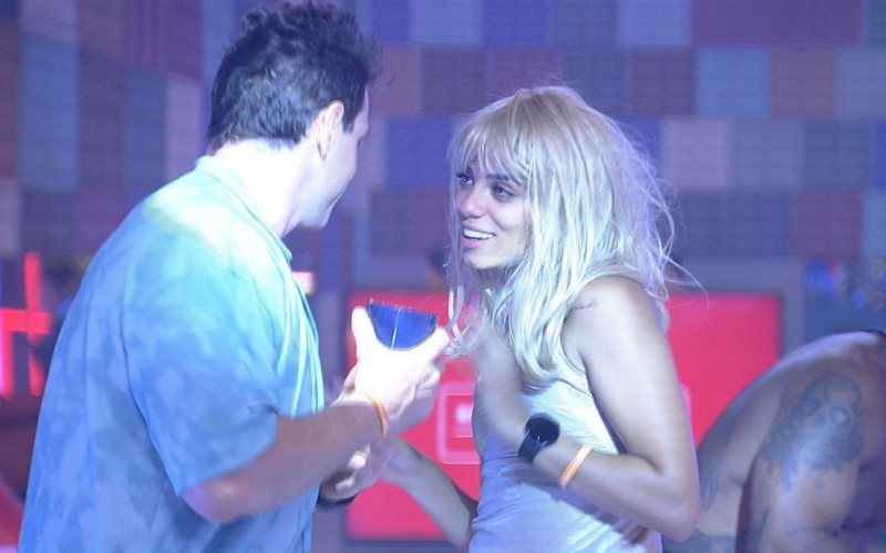 De peruca, Key Alves leva fora de Gustavo: 