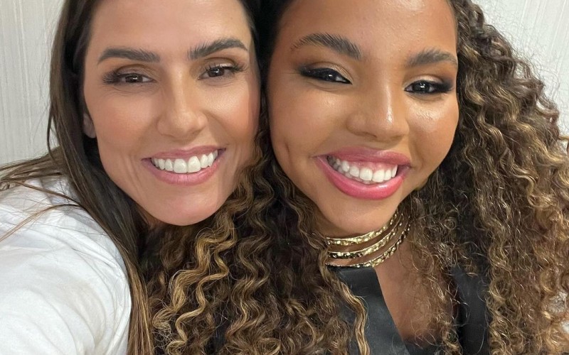 Deborah Secco posa ao lado de Pitel: 