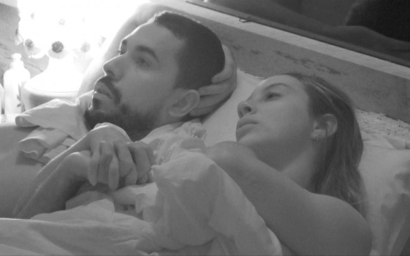 Deitados de mãos dadas, Renata chora e desabafa com Maike no BBB 25