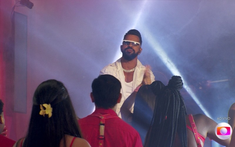 Dennis toca hits em Festa do BBB 24
