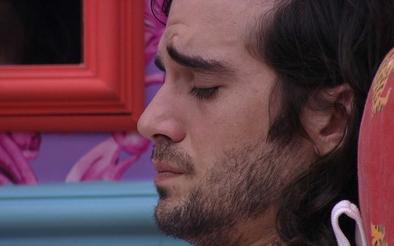 Depois de conversar com Viih Tube, Fiuk chora sozinho no BBB21