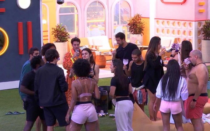 Depois do Big Fone tocar, brothers brindam no BBB 22