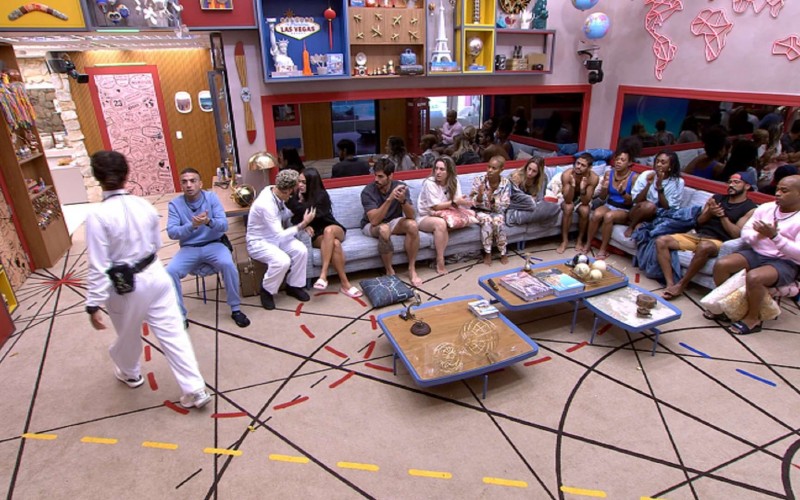 Participantes se despedem de Domitila e Fred, que seguem para o Quarto Branco do BBB 23