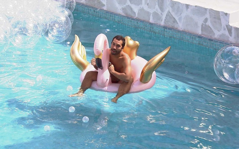 Durante Pool Party da Americanas, Gilberto brinca na piscina