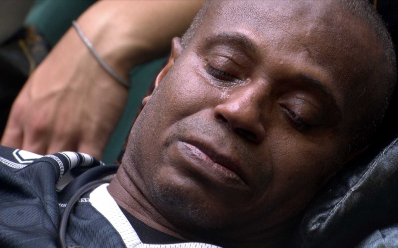 Edilson chora após desistir da Prova do Líder