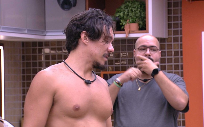 Eliezer do BBB 22 cozinha sem camisa na Xepa e toma susto