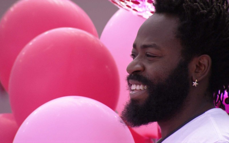 Em ação no BBB 22, finalistas assistem fotos com a família