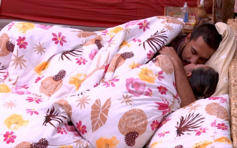 Em clima de romance, Maike e Renata se beijam no edredom