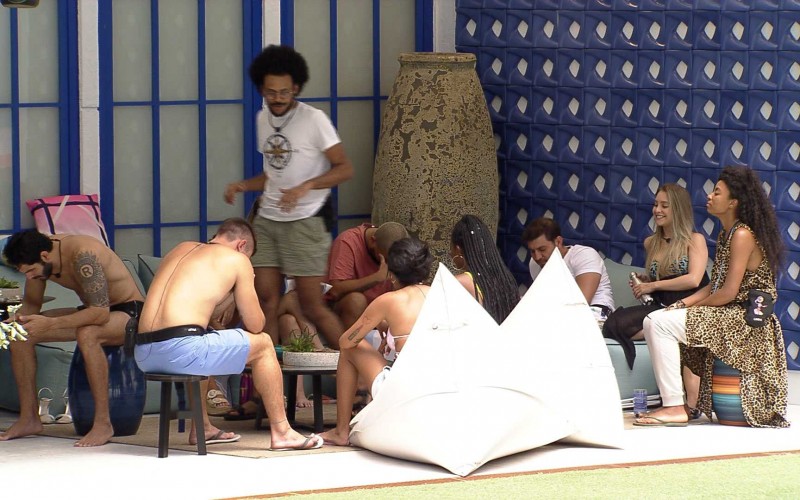 Em dia de Prova do Líder, brothers brincam na varanda do BBB21