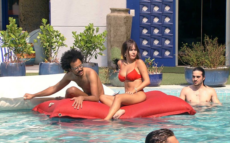 Em dia de sol, brothers curtem a piscina na casa do BBB21