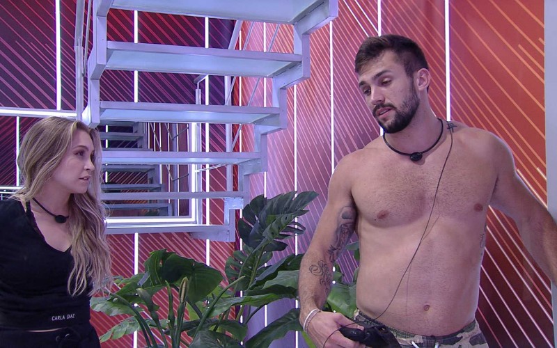 Em DR com Arthur, Carla Diaz pede: 