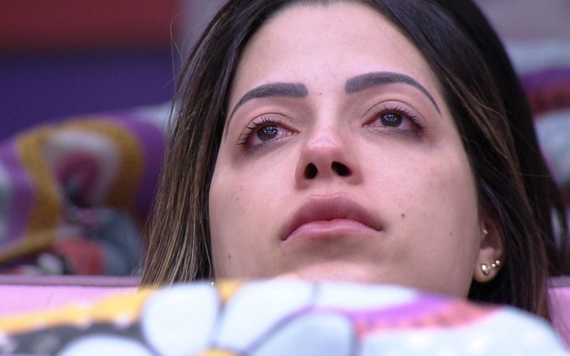 Em silêncio, Laís chora no Quarto Lollipop do BBB 22