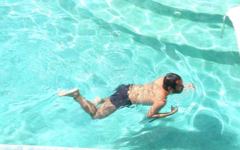 Emparedado, Gilberto aproveita piscina do BBB21