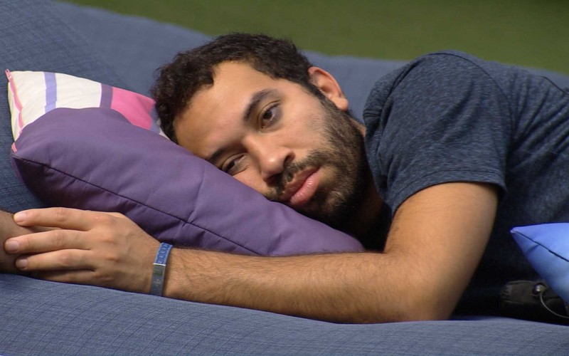 Emparedado, Gilberto deita sozinho na área externa do BBB21