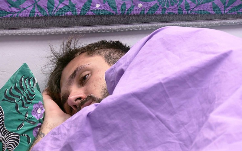 Emparedados, Arthur, Fiuk e Thaís descansam no Quarto Colorido