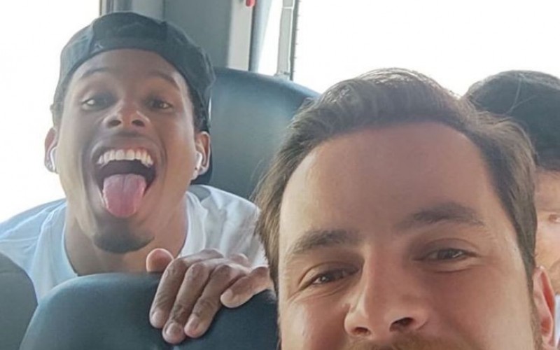 Ex-brothers do BBB 22 se reencontram a caminho do 