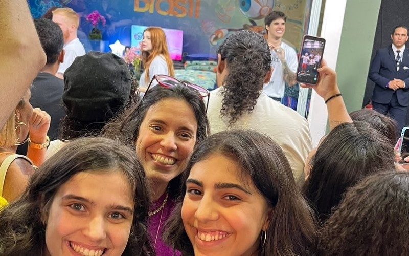 Família de Tadeu Schmidt visita Casa de Vidro do BBB 23