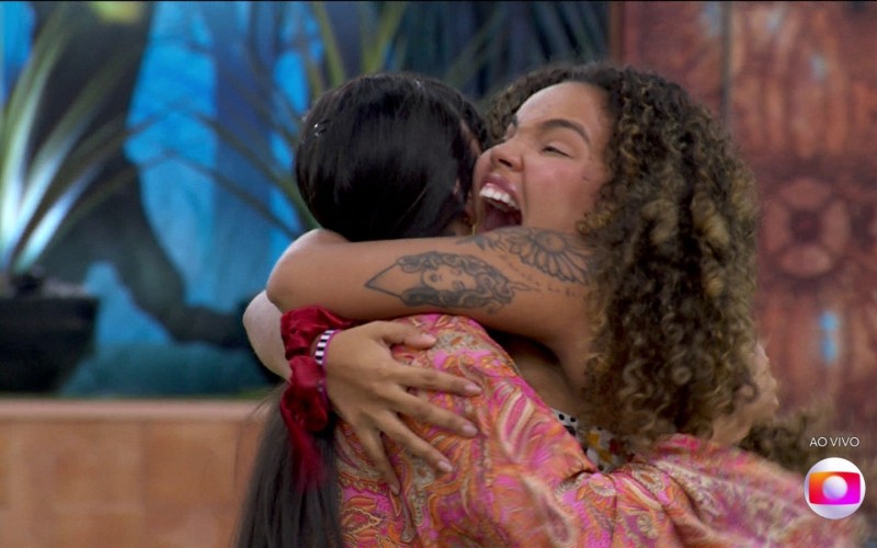 Fernanda celebra volta do Paredão abraçada com Pitel
