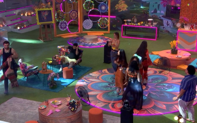 Fernanda observa brother de longe e faz comentário: 