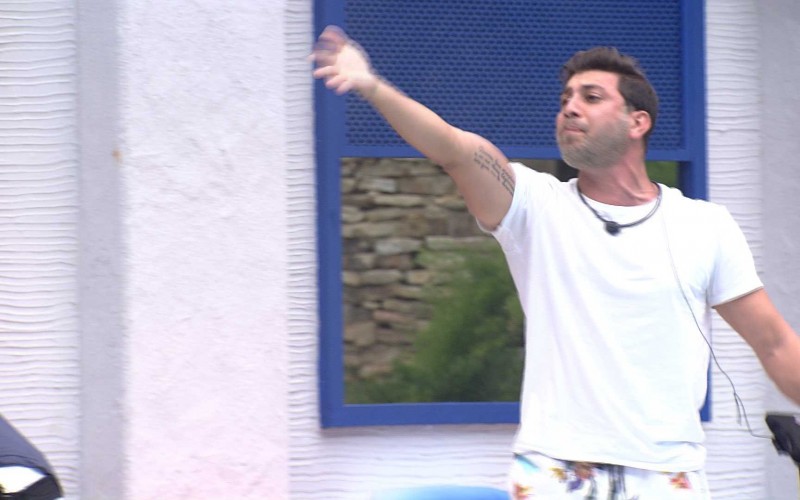 Fiuk e Caio fingem briga na área externa do BBB21