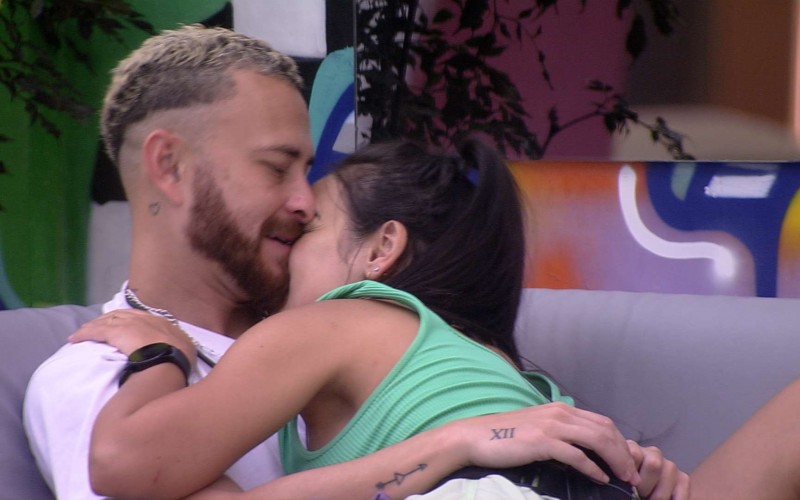 Fred e Larissa, do BBB 23, trocam chamego na área externa
