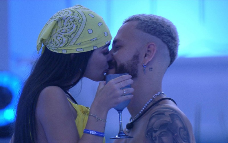 Fred e Larissa se beijam em pista de dança durante festa