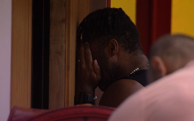 Fred Nicácio chora após eliminação de Tina no BBB 23