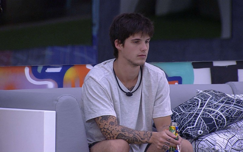 Gabriel fica pensativo no BBB 23