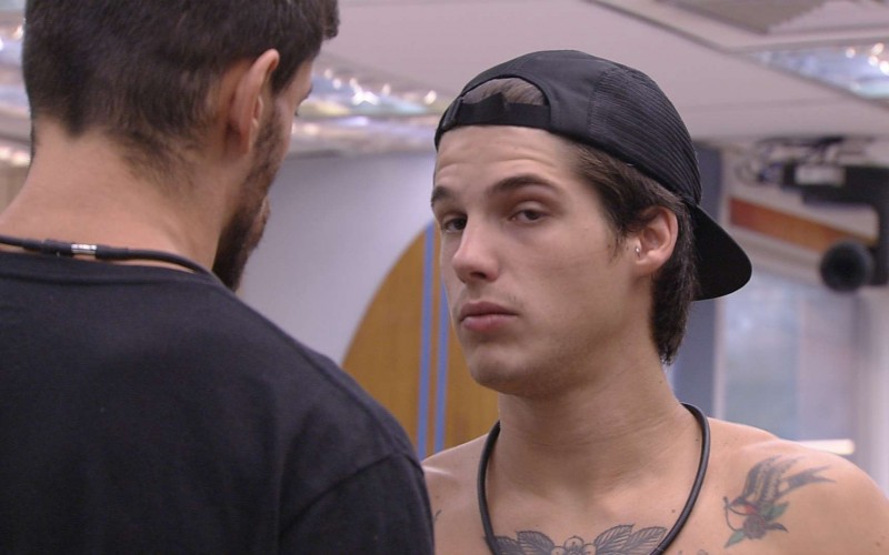 Gabriel pede desculpas a Cara de Sapato