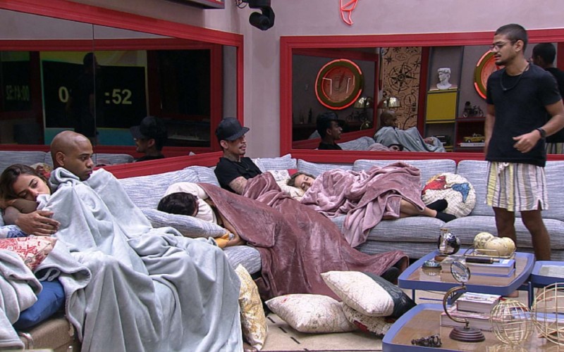 Gabriel Santana dá recado para brothers do Quarto Deserto