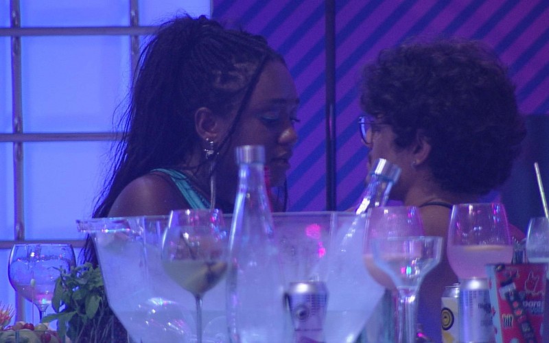 Gabriel Santana e Sarah Aline dão selinho em festa do BBB 23