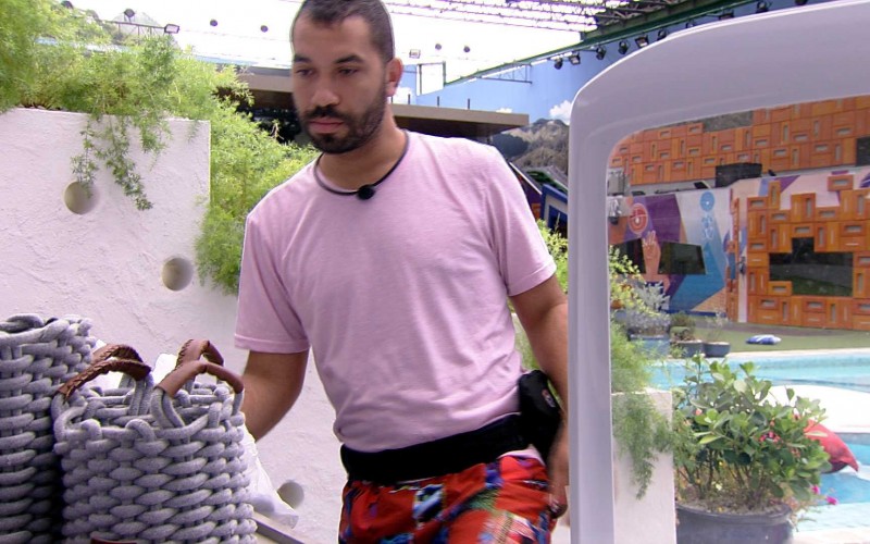 Gilberto acorda no BBB21 e comemora: 
