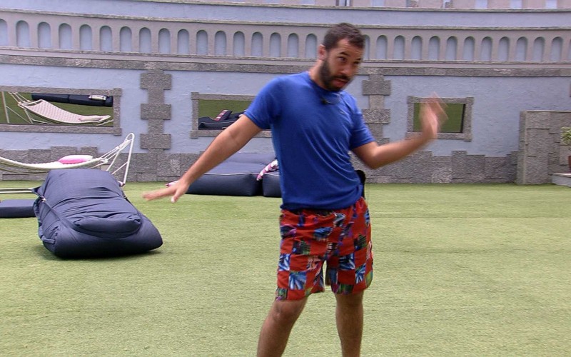 Gilberto brinca no BBB21: 
