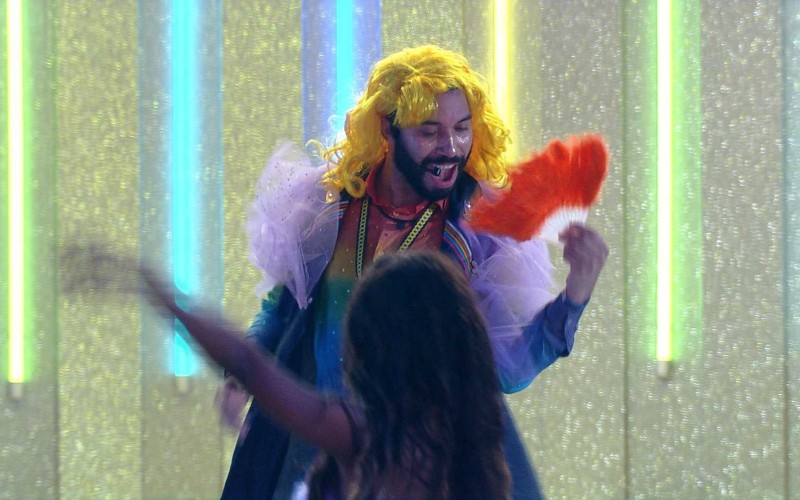 Gilberto faz perfomance fantasiado de Britney Spears no BBB21